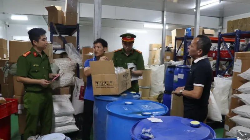 Khởi tố hai nữ giám đốc bán thực phẩm giả